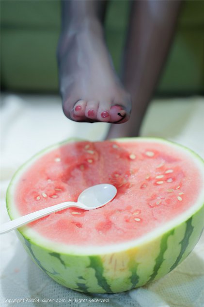 GOGO人体艺术美女模特王馨瑶海边美女唯美写真海报