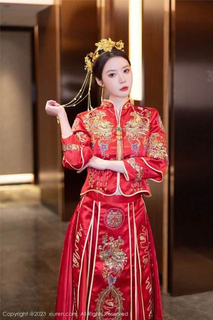 女人用口做海报